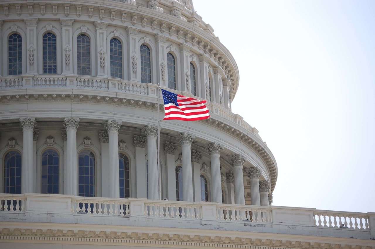 美国国会大厦的特写，飘扬着美国国旗
