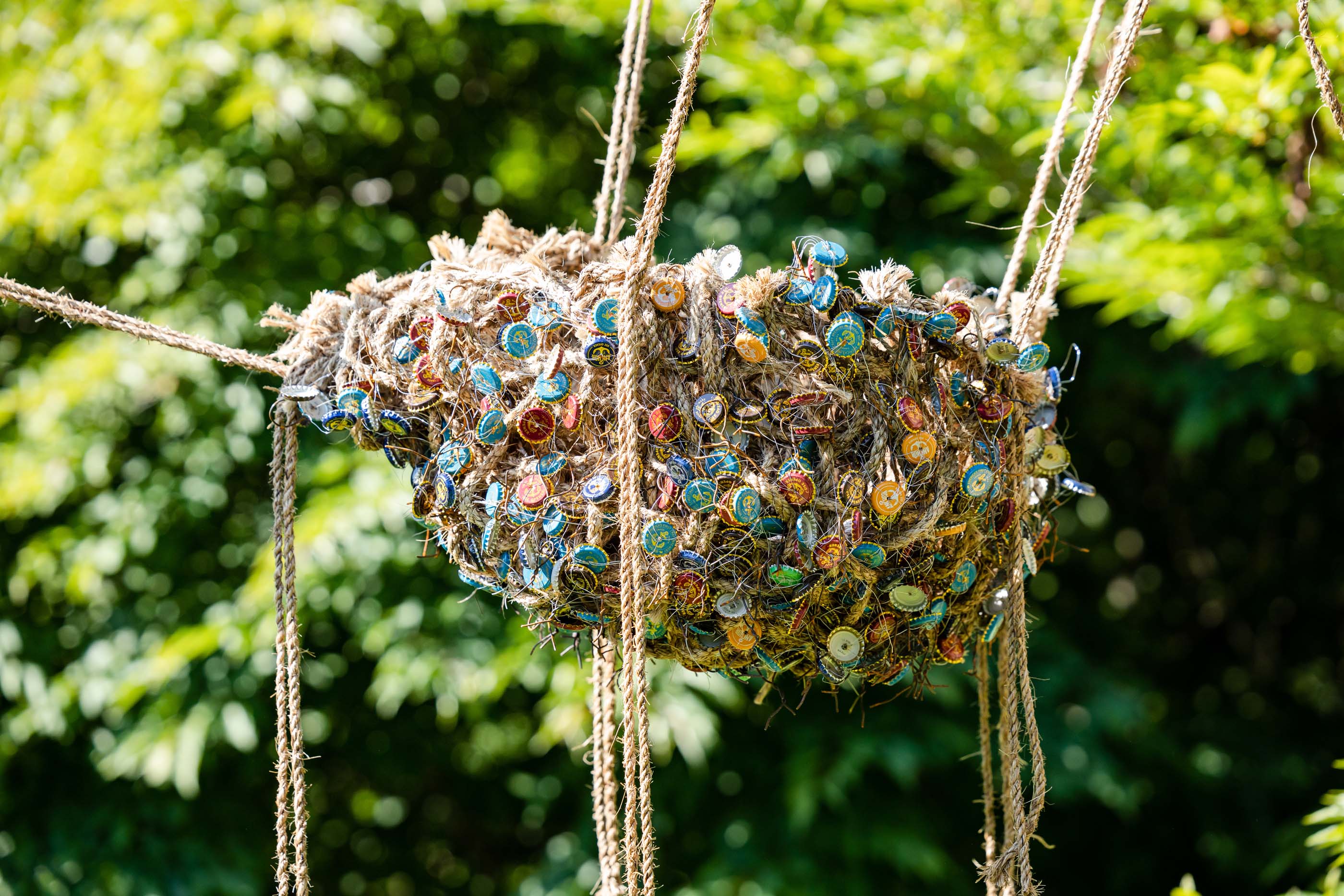 用绳子和瓶盖做成的鸟巢