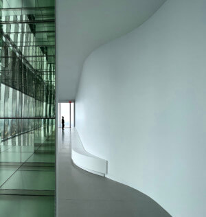 一条有弯曲形状和玻璃的长长的走廊
