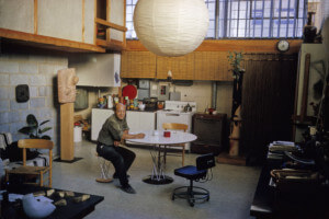 野口勇在他的工作室的成就照片