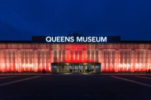 front entrance to the queens msueum in new york