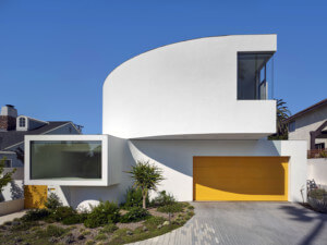 位于洛杉矶的一栋带有黄色车库门的现代住宅