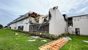龙卷风毁坏了佛罗里达州的一所房屋