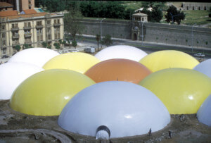 大型彩色圆顶结构聚集在大型城市场地上
