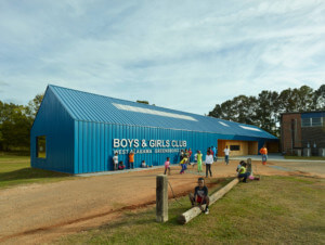 乡村男孩女孩俱乐部的一个蓝色的，像谷仓一样的结构