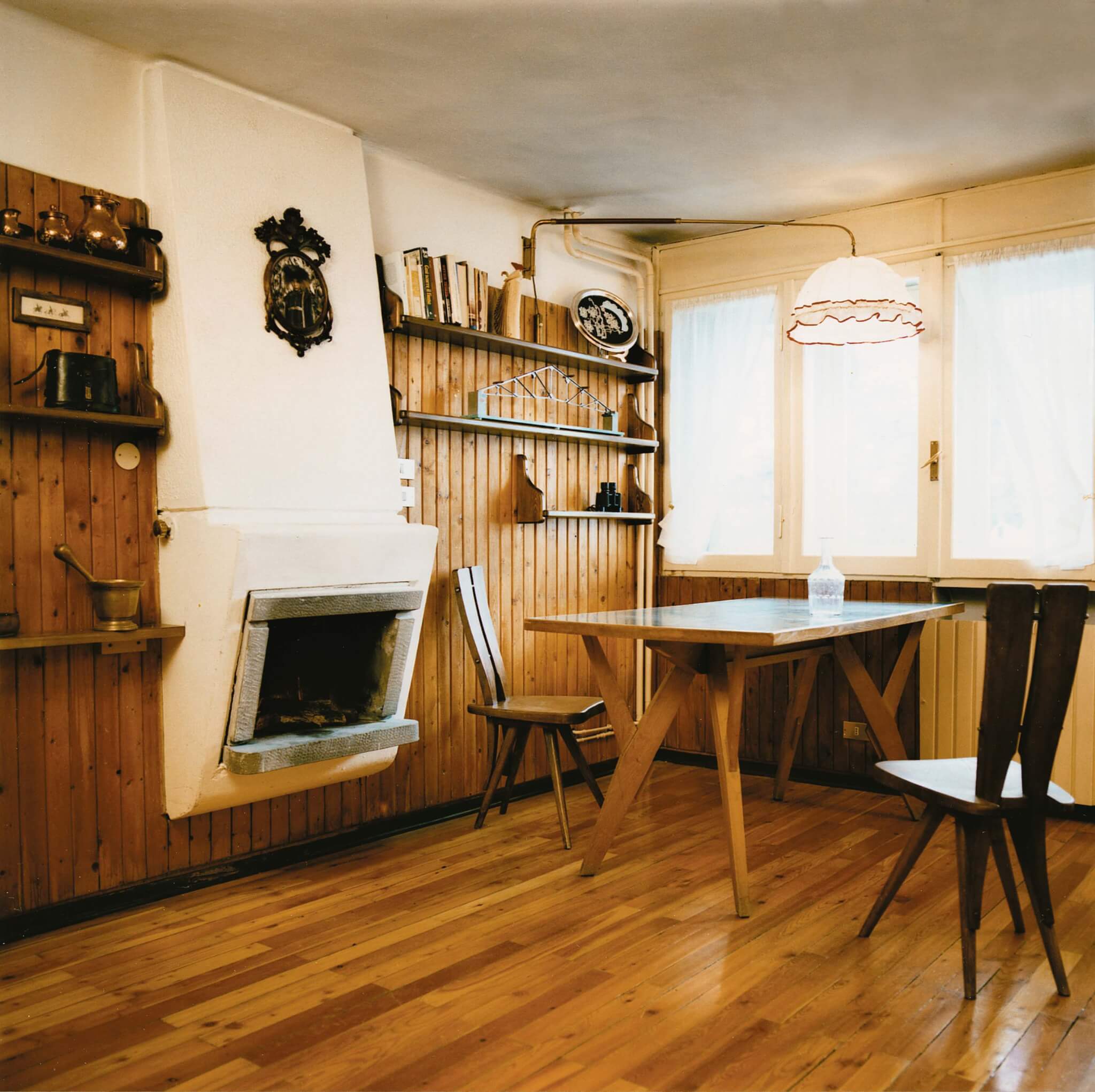 室内木地板，有架子和桌子