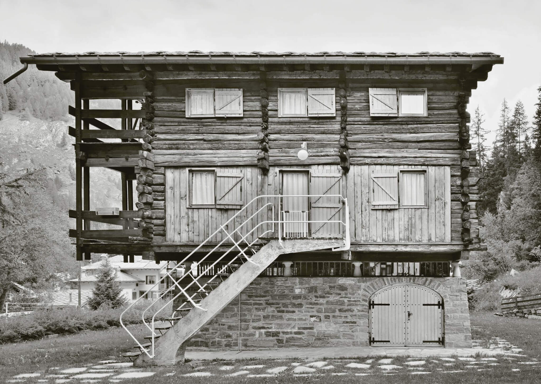 木制建筑在基地上升起的黑白照片