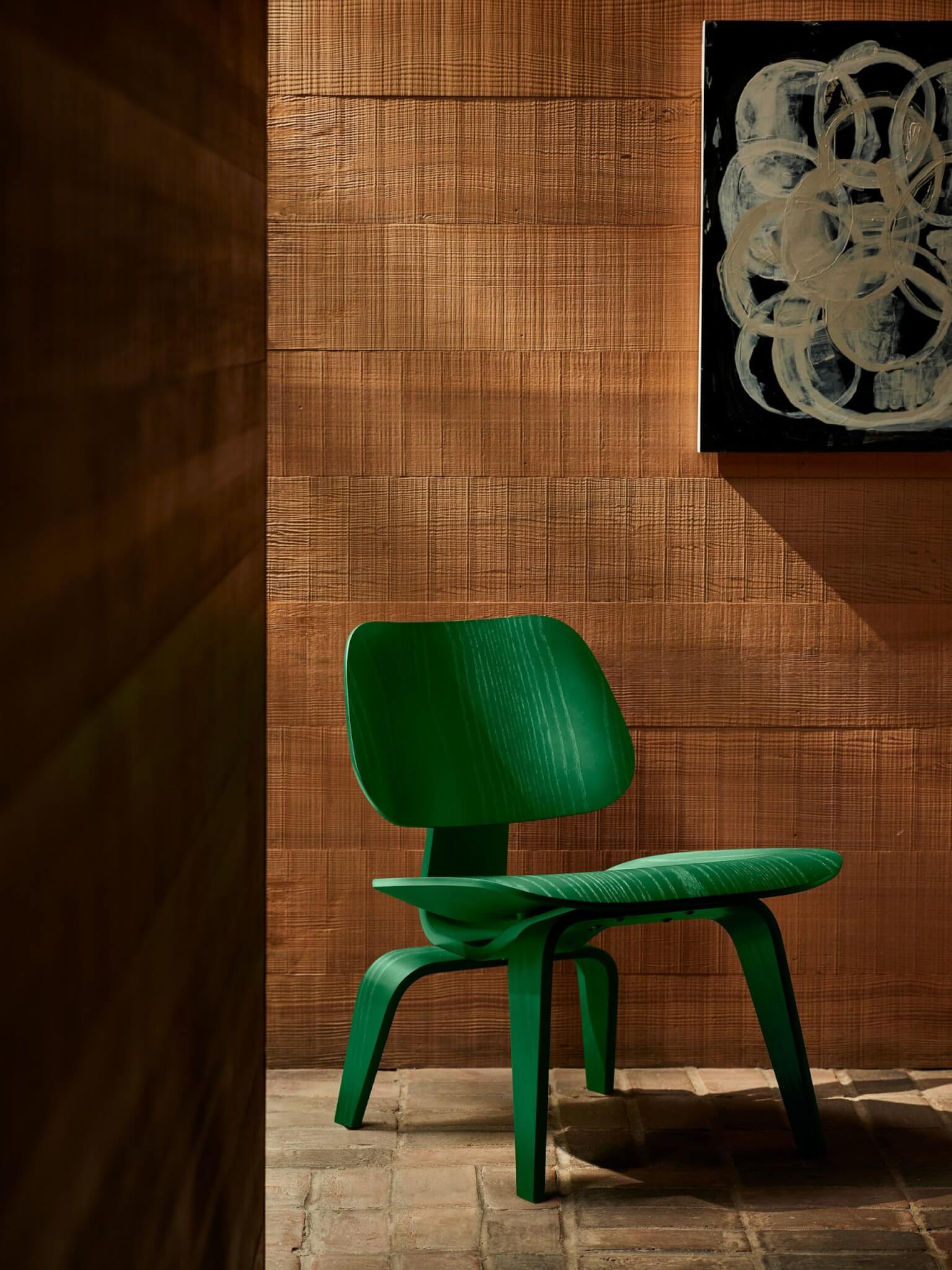 绿色的椅子，棕色的背景