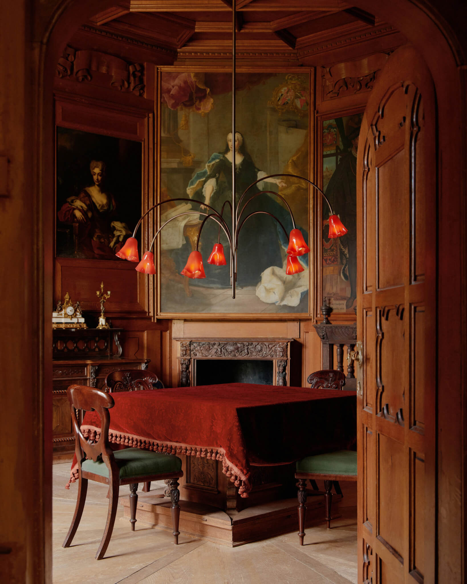 古老的室内，木质家具和现代红色悬挂灯具