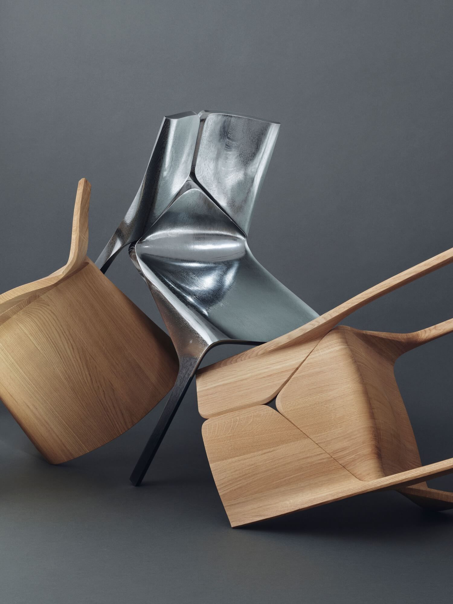 金属和木制椅子
