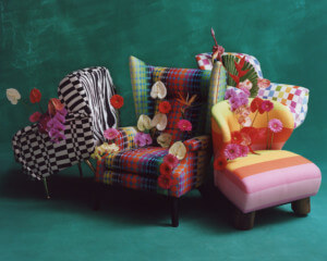 色彩鲜艳的软垫椅子和装饰性的花朵