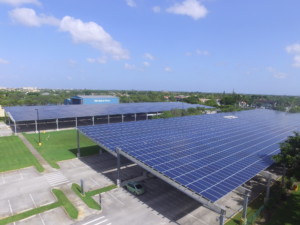 一个太阳能电池板覆盖的停车场