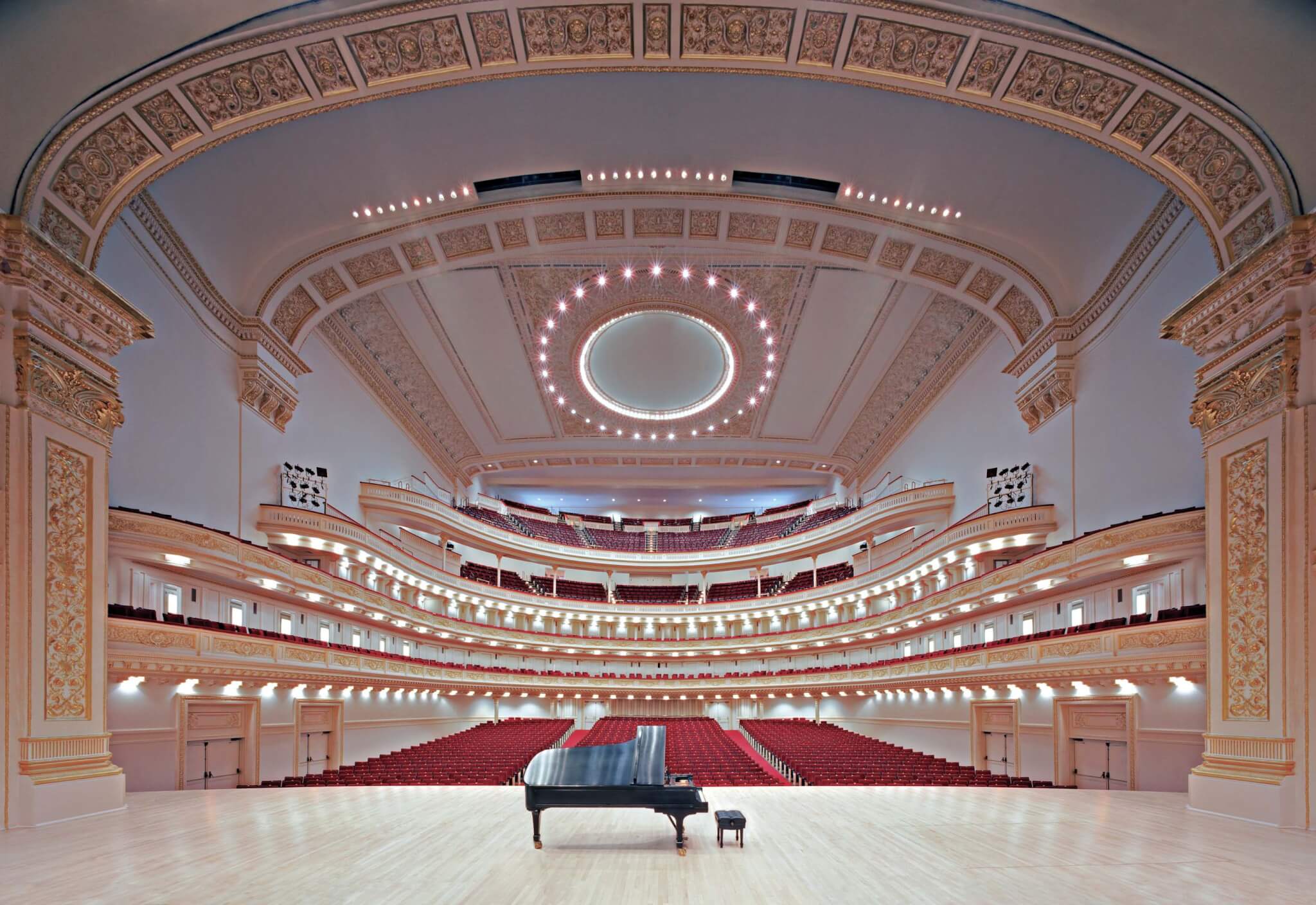 卡内基音乐厅内部，天花板华丽
