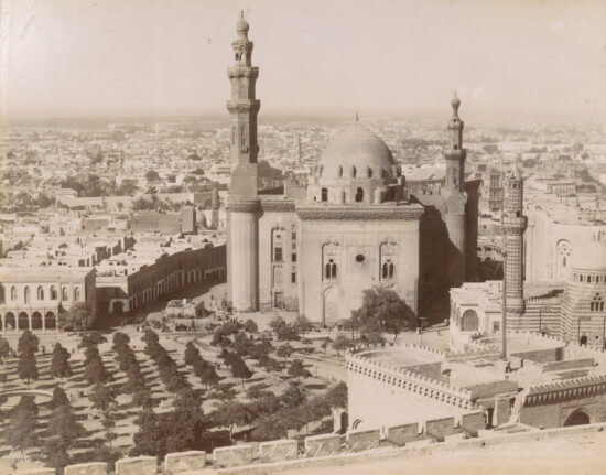 开罗苏丹哈桑清真寺的棕褐色图像