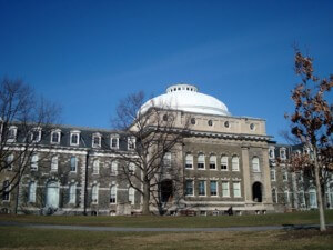 康奈尔大学西布里大厅的外观，白色圆顶屋顶