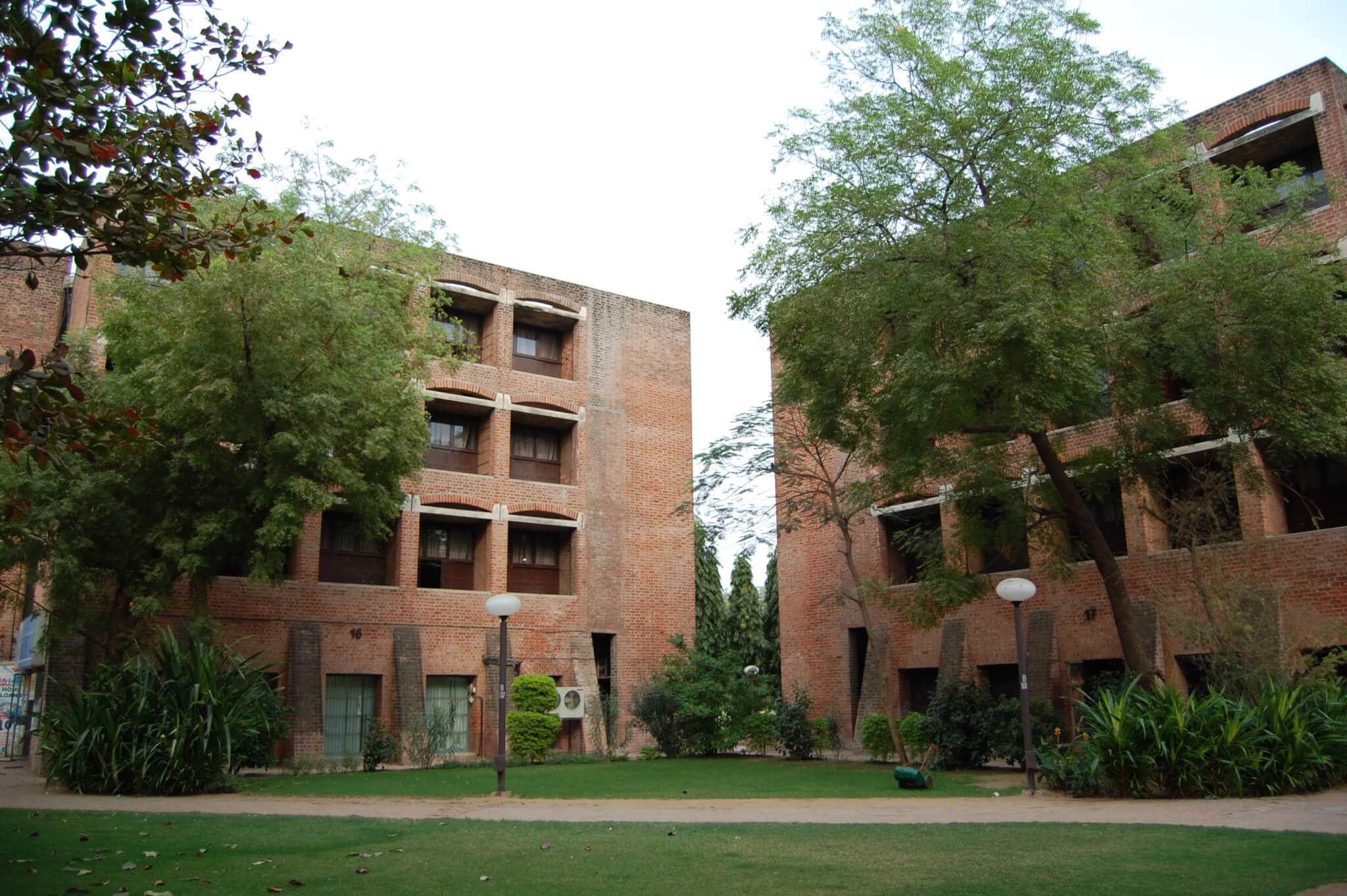 印度艾哈迈达巴德的砖和混凝土建筑显示磨损