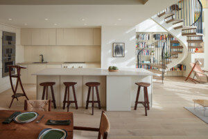 米色厨房橱柜、楼梯和书柜