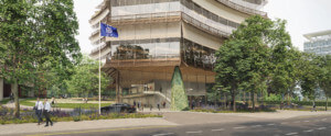 渲染的曲线建筑与国际移民组织的旗帜在前面