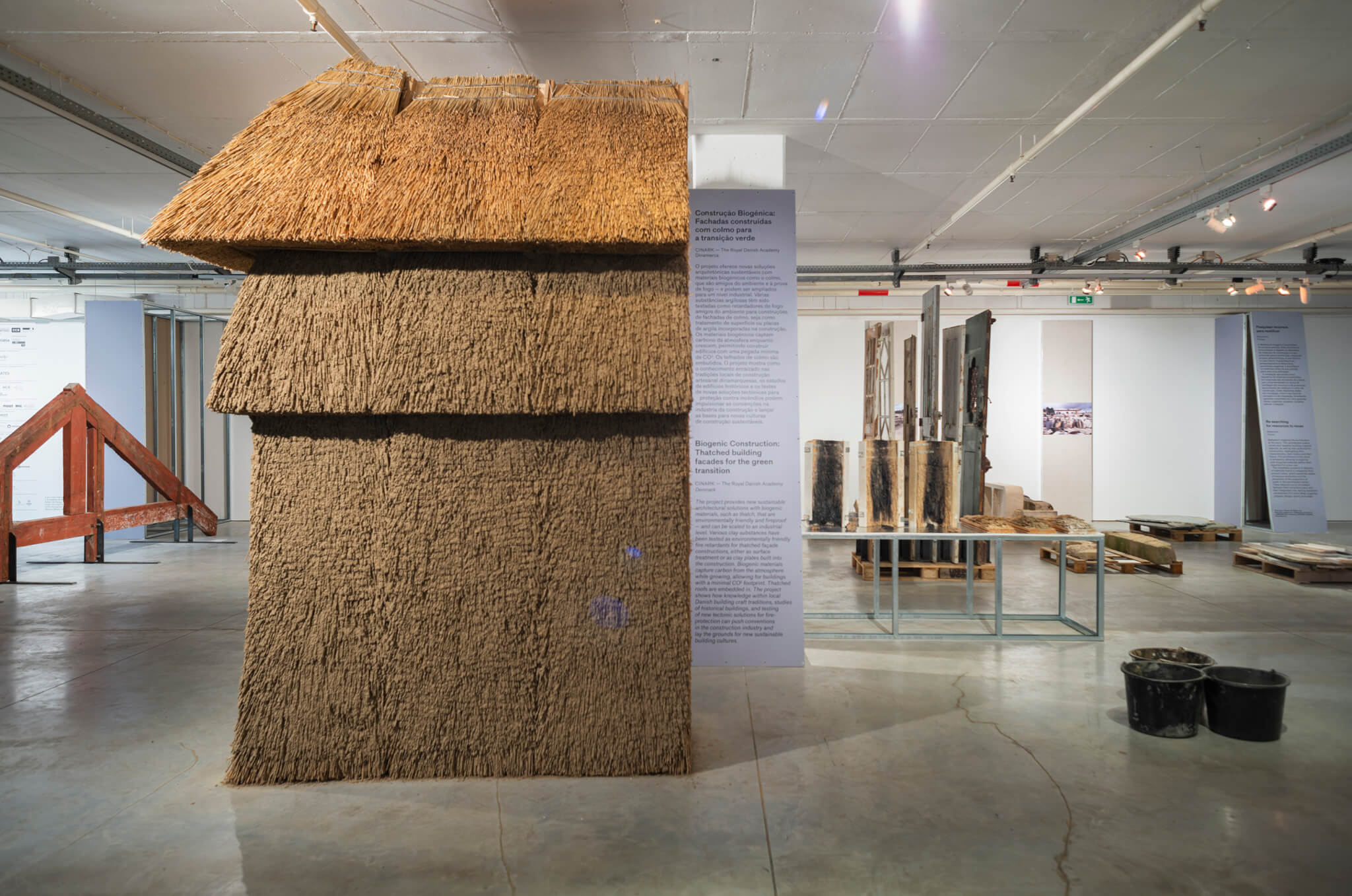 展览空间中展示的用土质材料建造的建筑模型