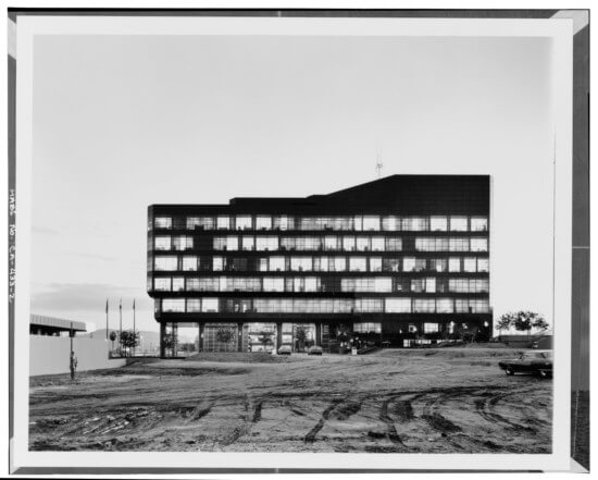 黑白图像的多层建筑在一个建筑工地的中间地带