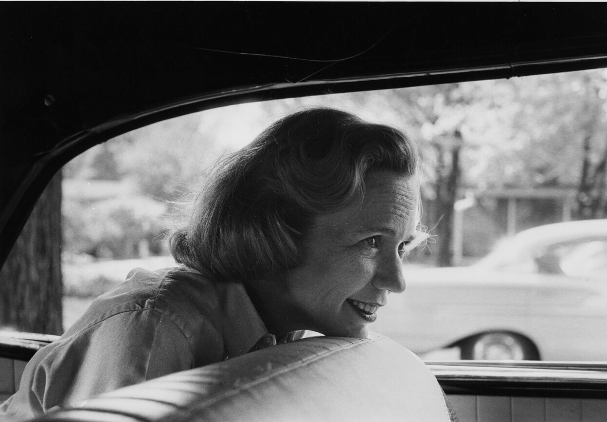 艾琳·卢奇海姆在车里的黑白照片