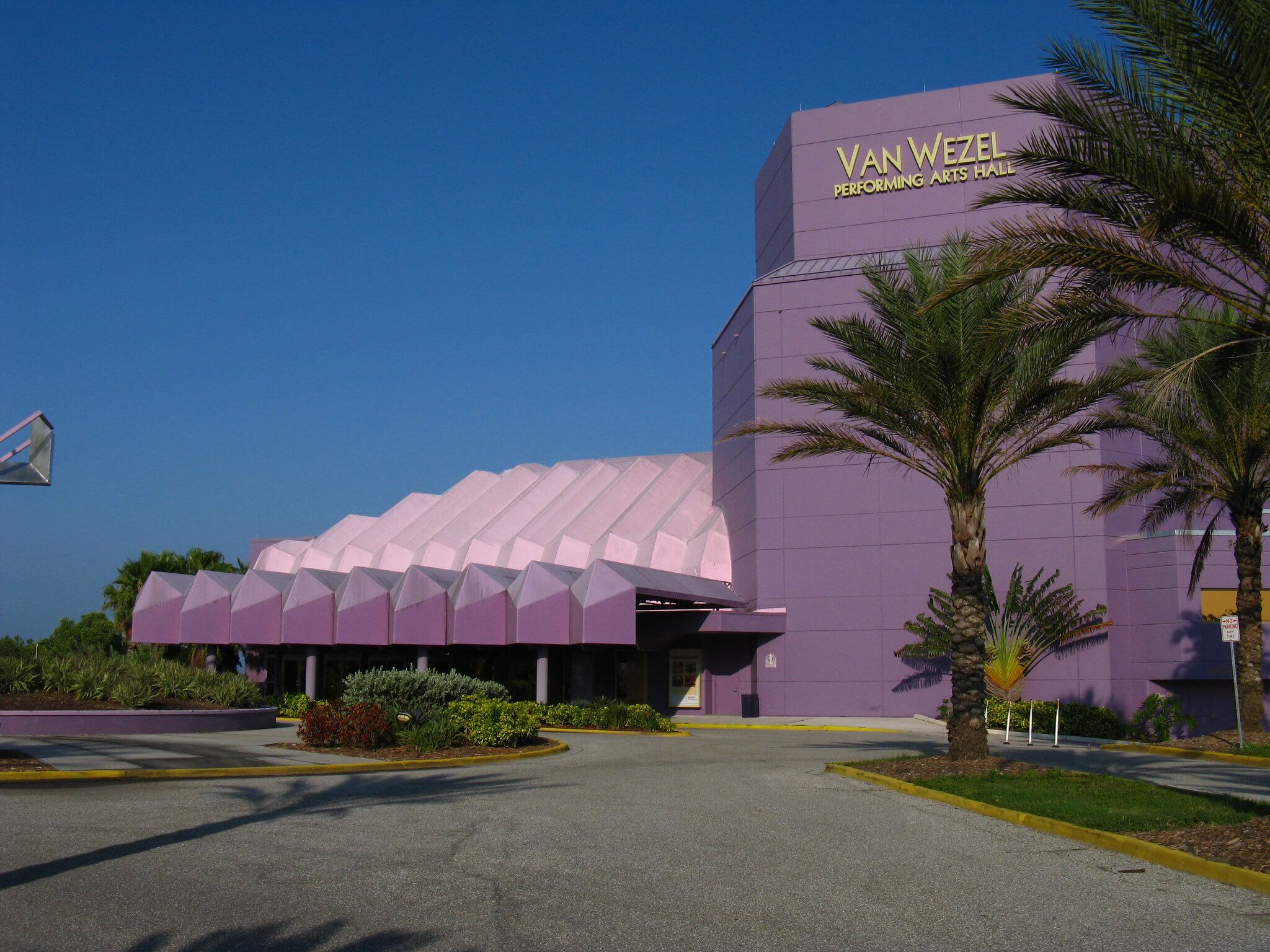 紫色的建筑被棕榈树环绕