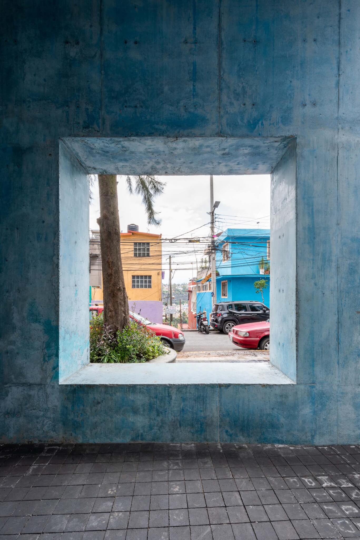 方形窗户与蓝色混凝土内部