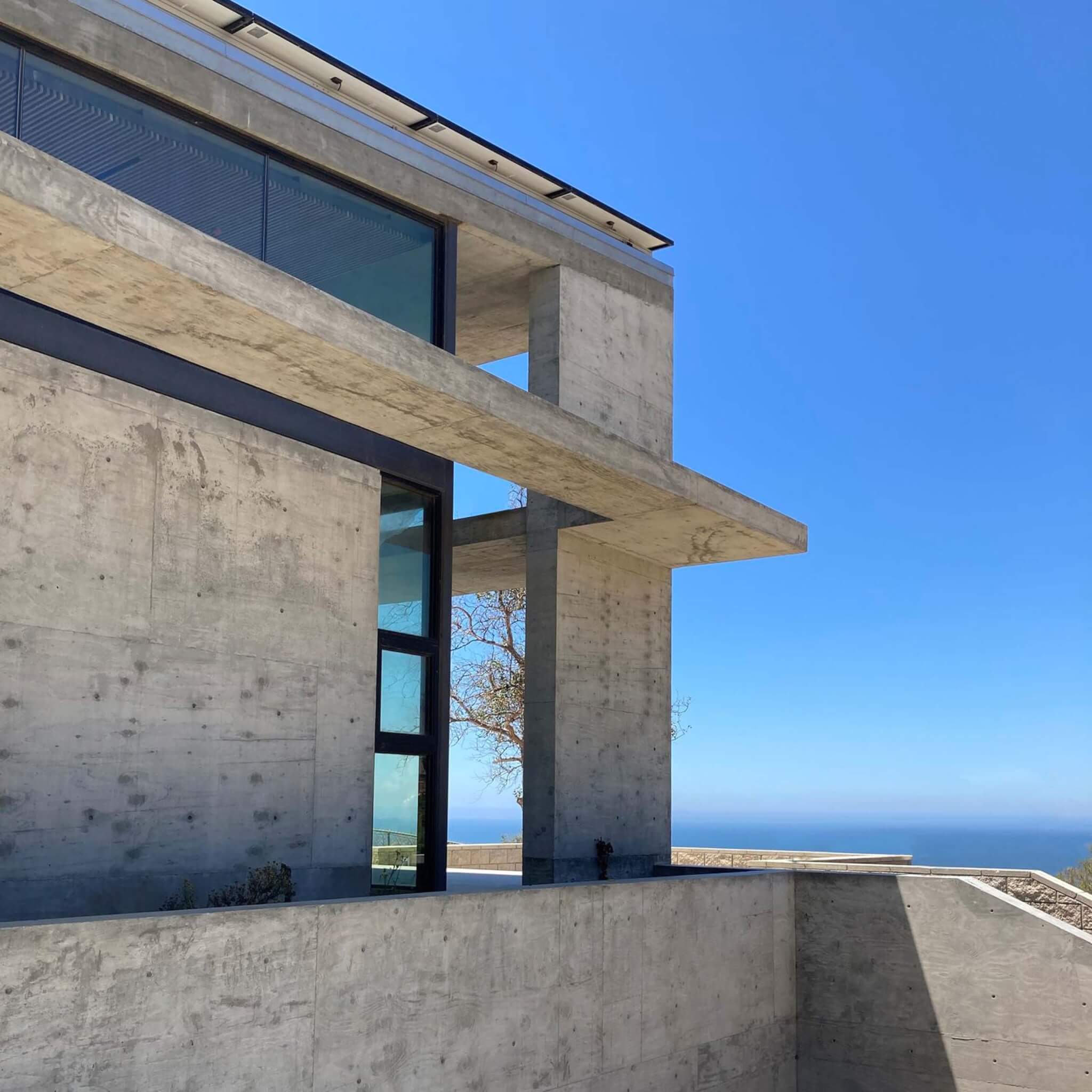 带甲板的混凝土房子，可以俯瞰蓝天和大海