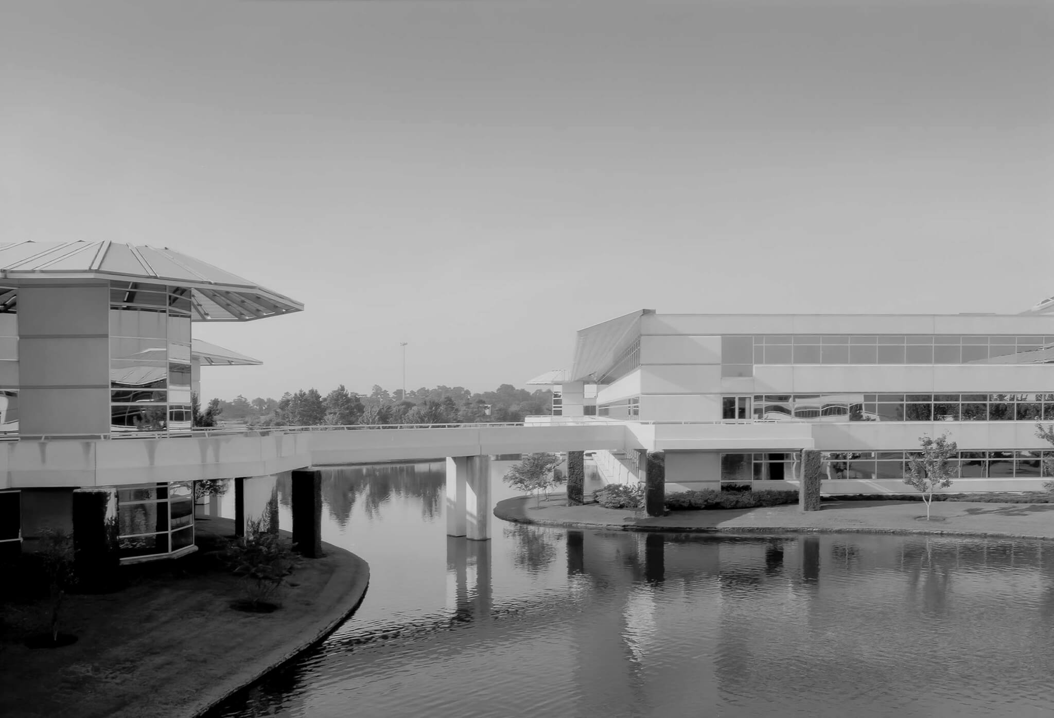 横跨水路的建筑物的黑白照片