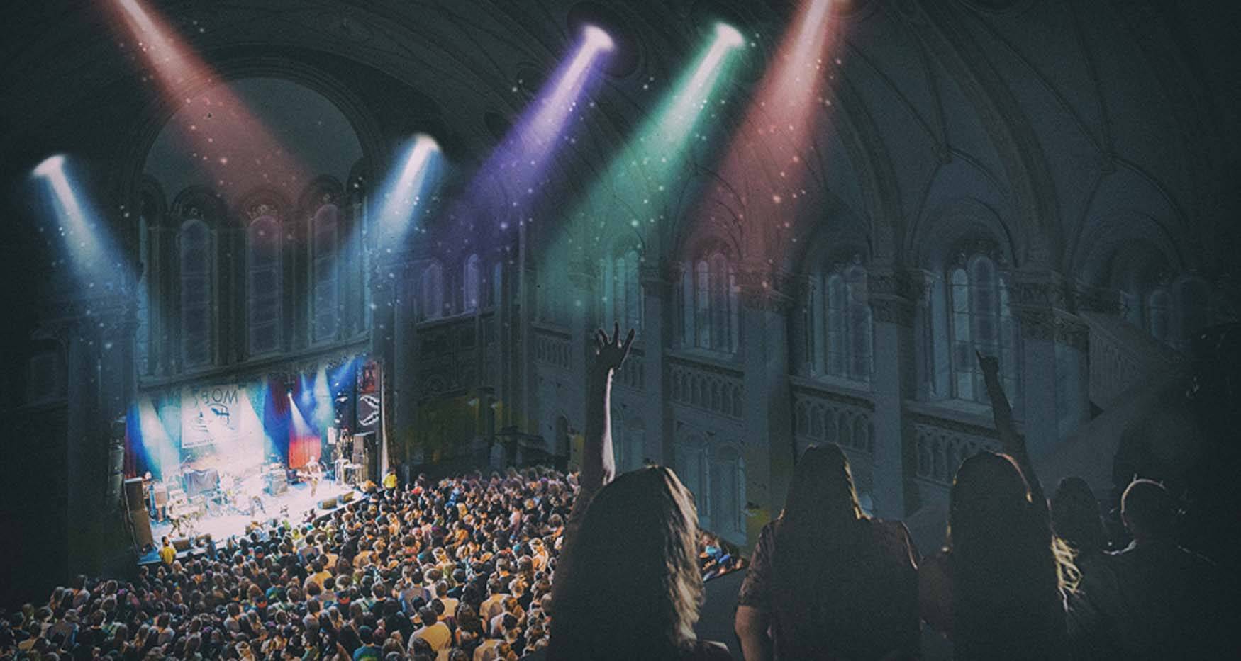 教堂内五彩缤纷的灯光和音乐会人群