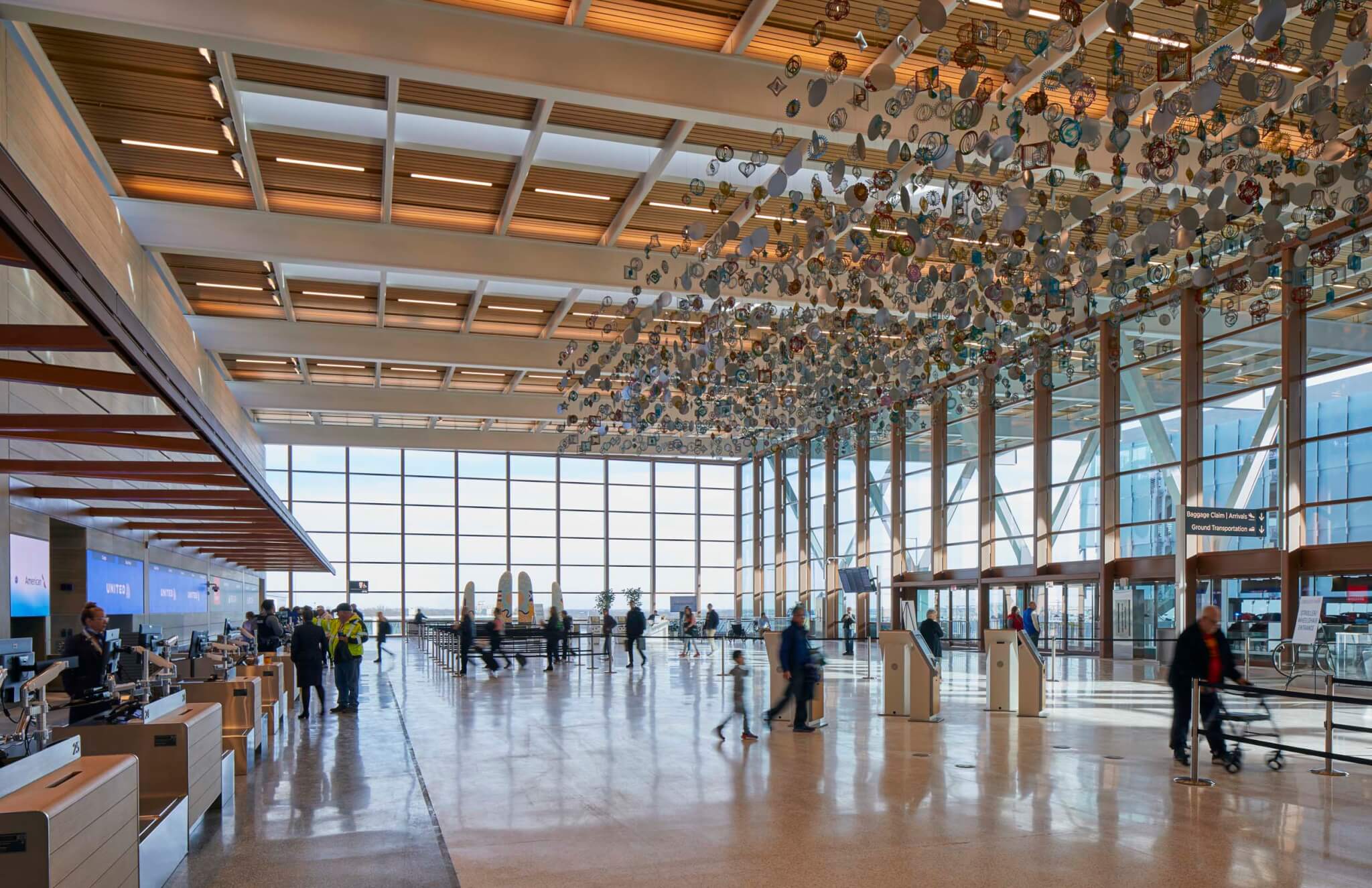 堪萨斯城机场内部与天花板安装