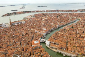 鸟瞰威尼斯和运河